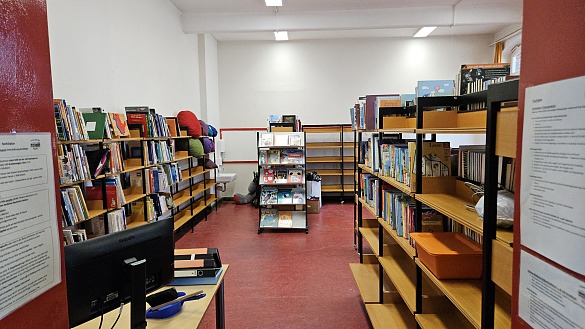 Die Bücherei ist nun fertig gestrichen. Die Wandfarbe ist weiß.