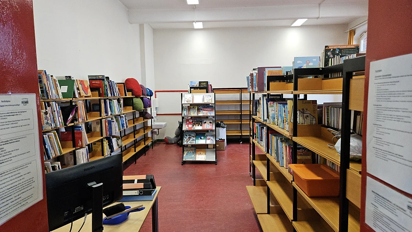 Die Bücherei ist nun fertig gestrichen. Die Wandfarbe ist weiß.