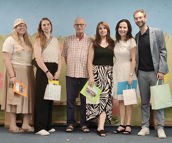 Gruppenbild von den Kolleginnen und Kollegen, die verabschiedet werden. 