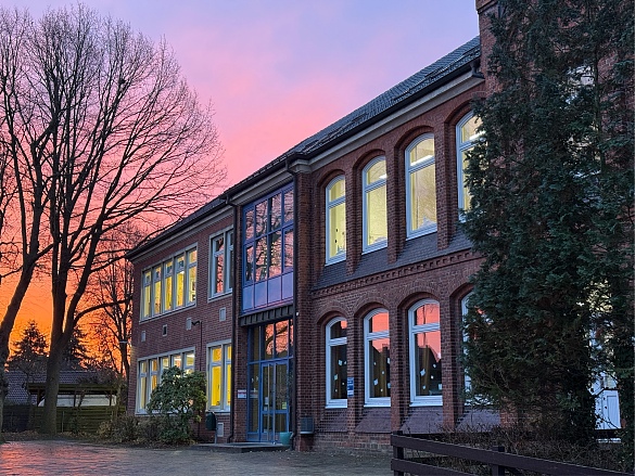 Altbau im Sonnenaufgang