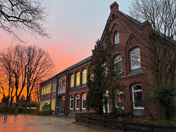 Altbau im Sonnenaufgang