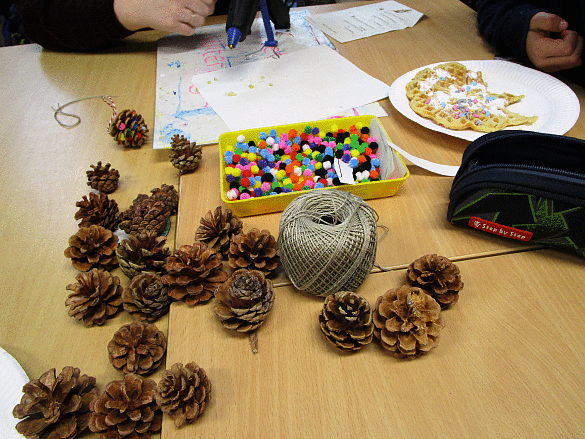 Basteln mit Tannenzapfen und anderen Materialien
