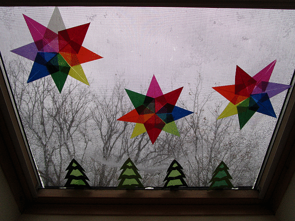 Fensterschmuck aus gebastelten Tannenbäumen und Sternen