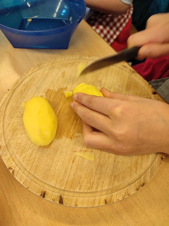 Kartoffeln werden geschnitten