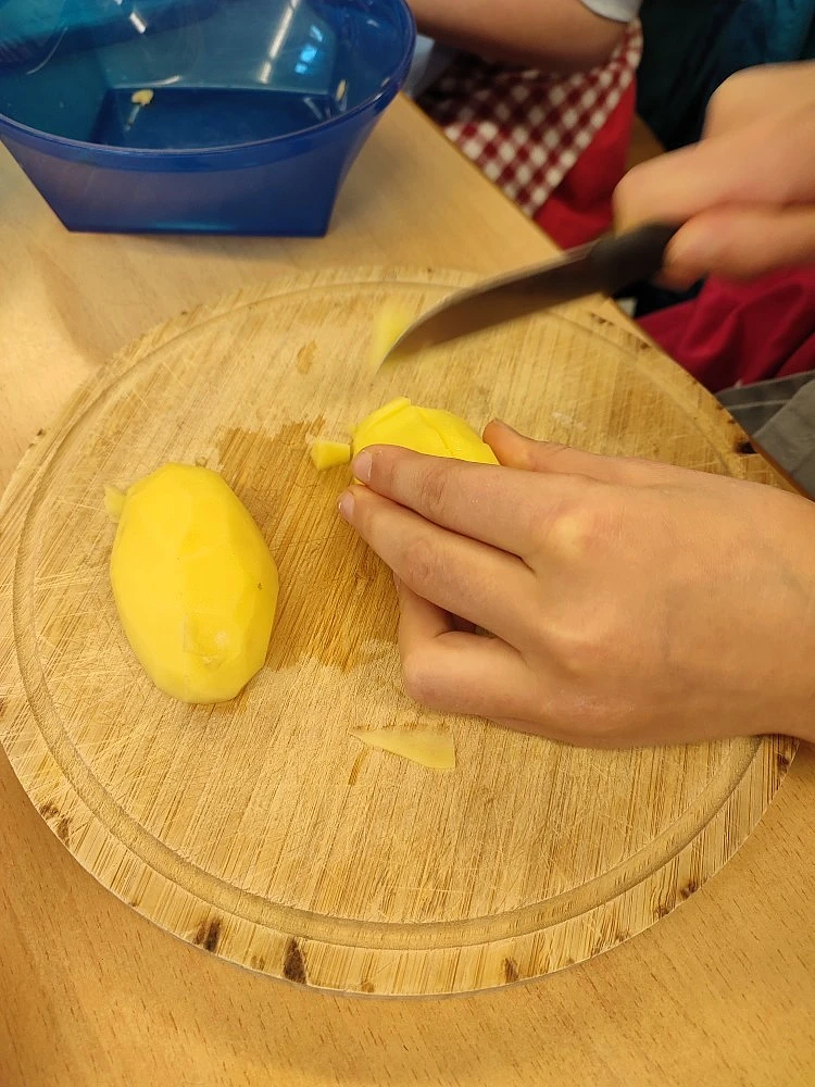 Kartoffeln werden geschnitten