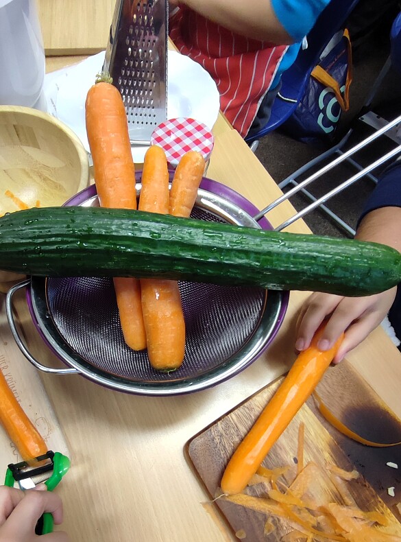 Gurke und Möhren werden zubereitet