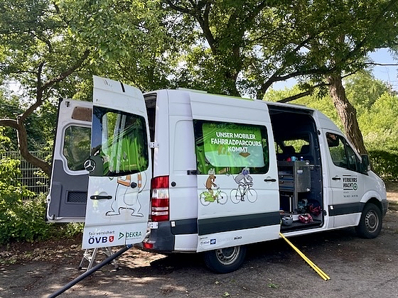 Ein Auto der Landesverkehrswacht mit Material.