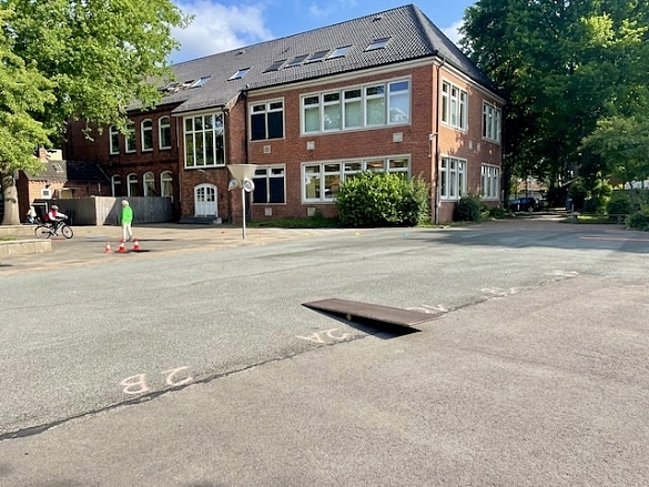 Auf dem Schulhof ist ein Fahrradparcours aufgebaut. 