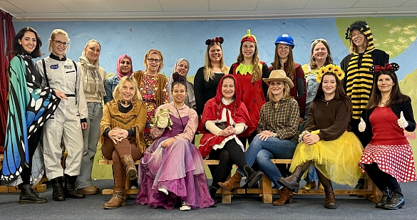 Gruppenbild mit dem verkleideten Kollegium zu Fasching