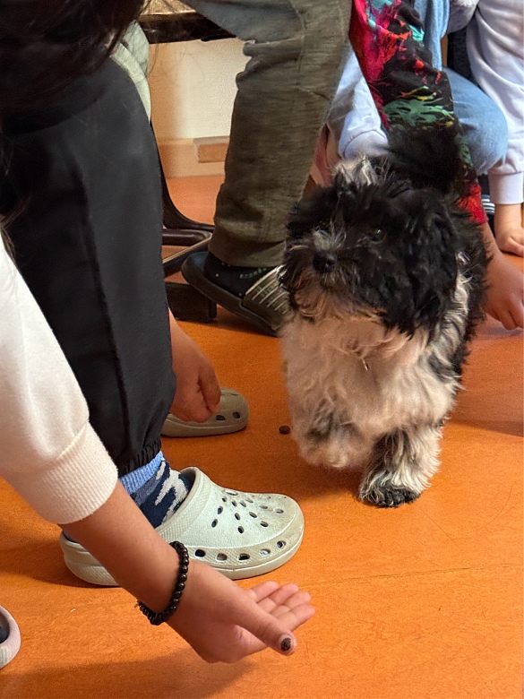 Frieda begrüßt die Kinder. 