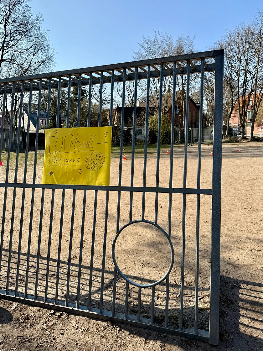 Auf der Wiese war ein Fußball-Parcours