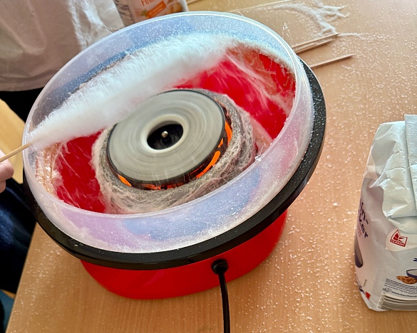 Mit einer Maschine wurde Zuckerwatte gemacht. 
