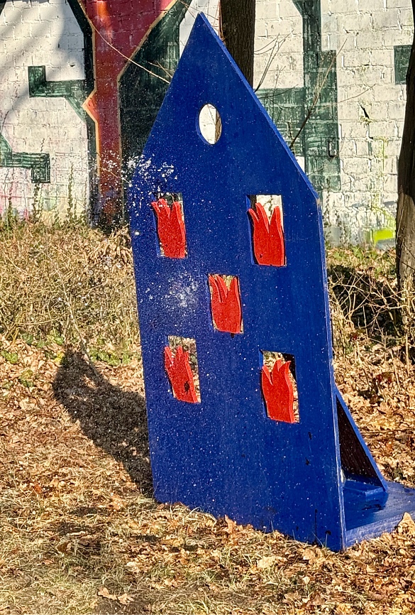 Die Feuerwehr hatte eine Löschwand dabei. Die Kinder konnten an einem Model von einem Haus löschen üben. 