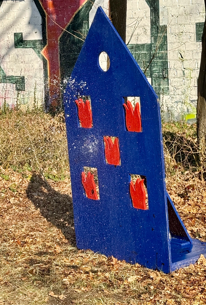 Die Feuerwehr hatte eine Löschwand dabei. Die Kinder konnten an einem Model von einem Haus löschen üben. 