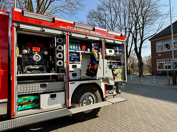 Die Familien konnten den Feuerwehrwagen besichtigen. 