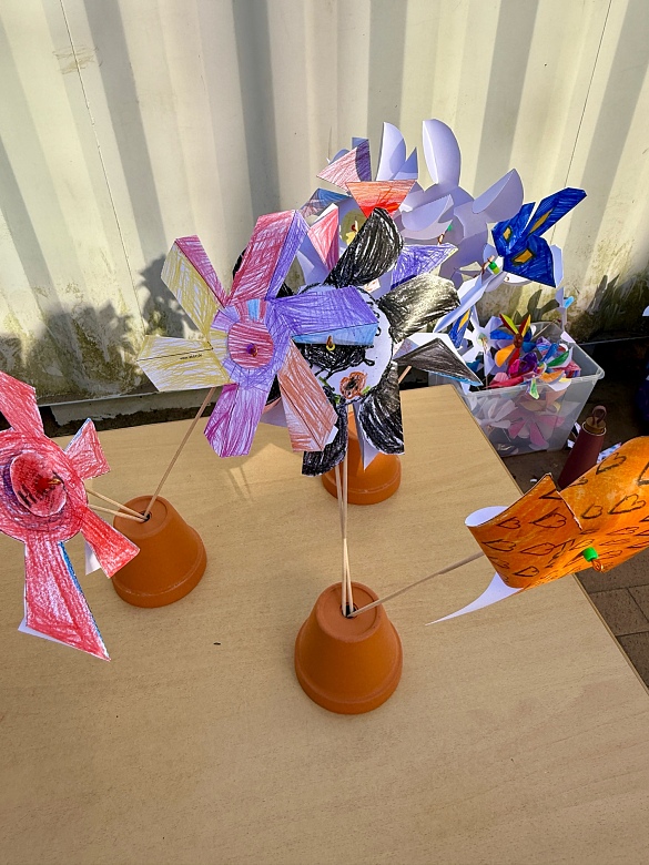 Ein Stand mit gebastelten Windmühlen. 