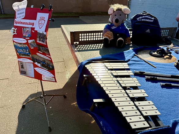 Instrumente und Plakate vom Spielmannszug. 