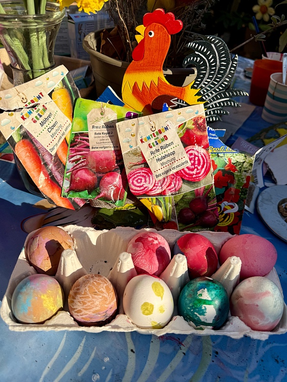 Material zum Ostereierfärben. 