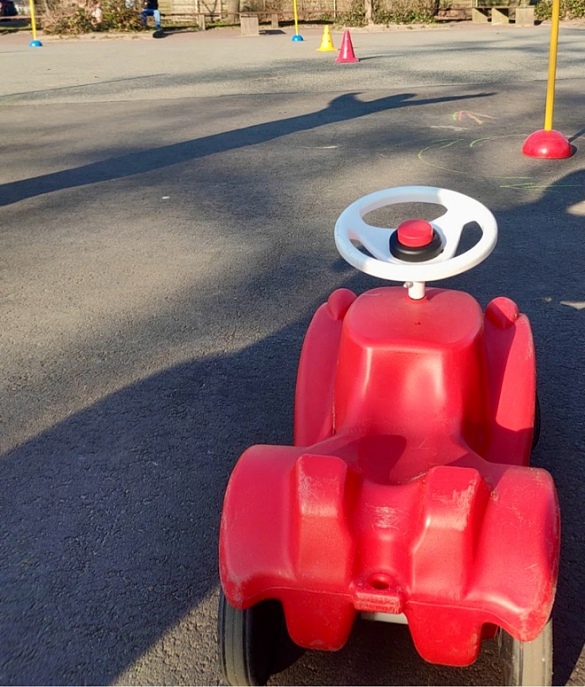 Ein Bobbycar beim Bobbycar-Parcours.