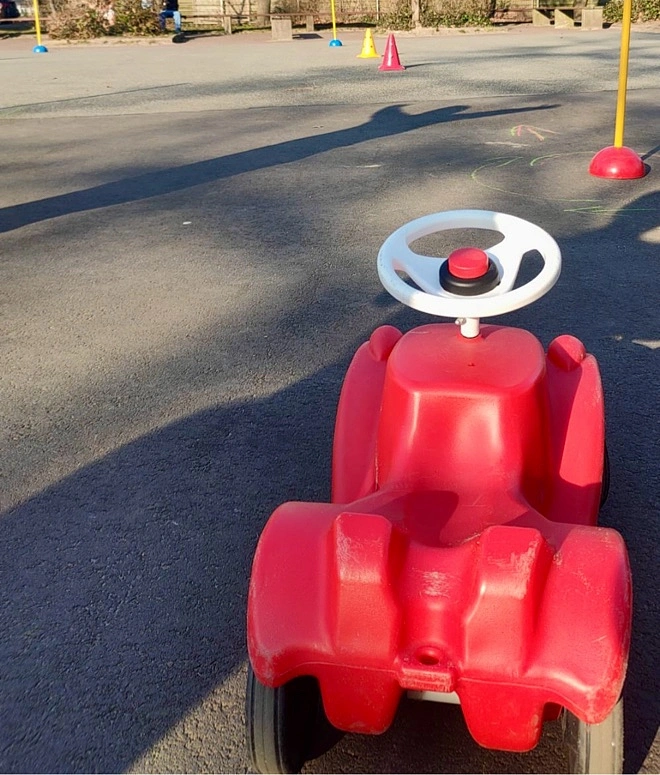 Ein Bobbycar beim Bobbycar-Parcours.