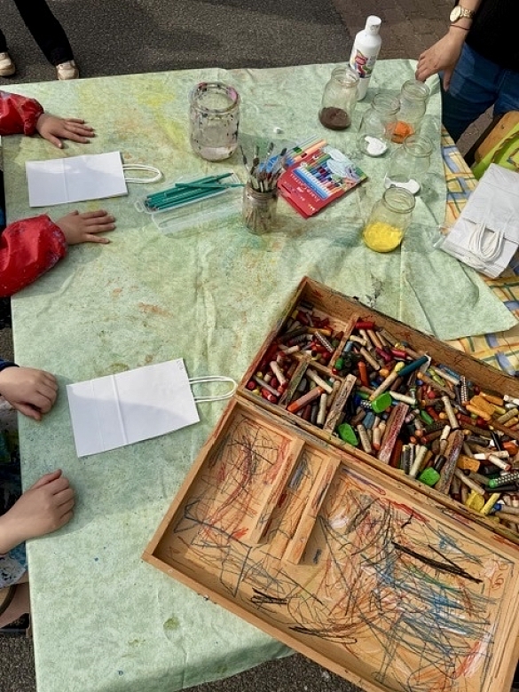 Papiertüten werden bemalt