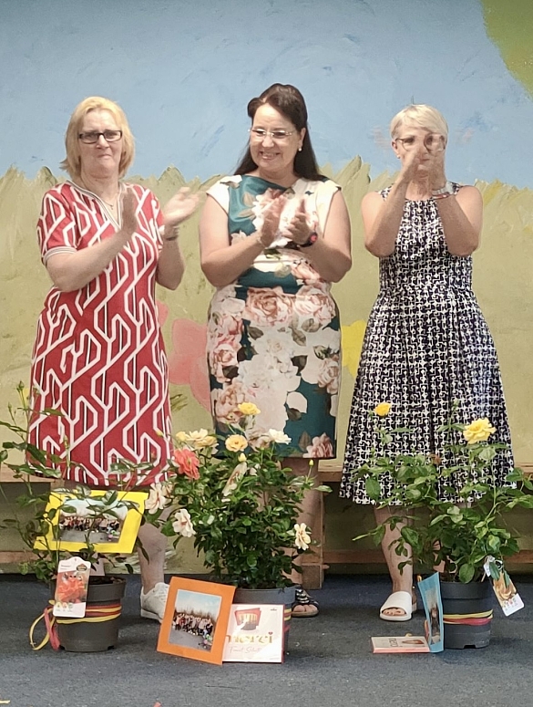 Drei Mitarbeiterinnen werden geehrt für ihr 25jähriges Jubiläum.