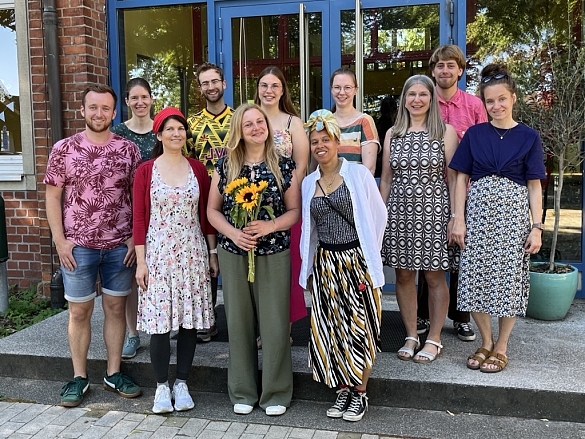 Bild vom Kollegium. Alle tragen bunt gemusterte Kleidung. 