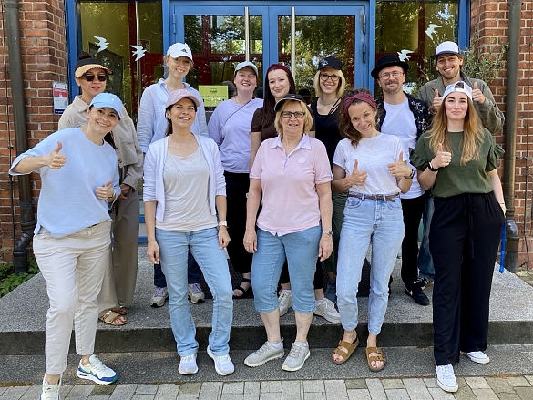 Bild vom Kollegium. Alle tragen eine Kopfbedeckung. 