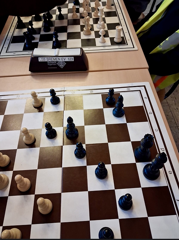 Die Schachbretter beim Schachturnier mit Figuren.